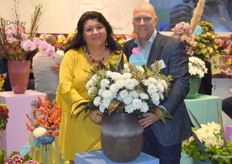 Warja Abrosimova samen met Gerco Drenker bij de noviteit van Dekker Chrysanten, de Altaj. Deze noviteit is vernoemd naar een Siberisch gebergte. Dit soort is vanaf deze week te verkrijgen bij kwekerij Vannova.